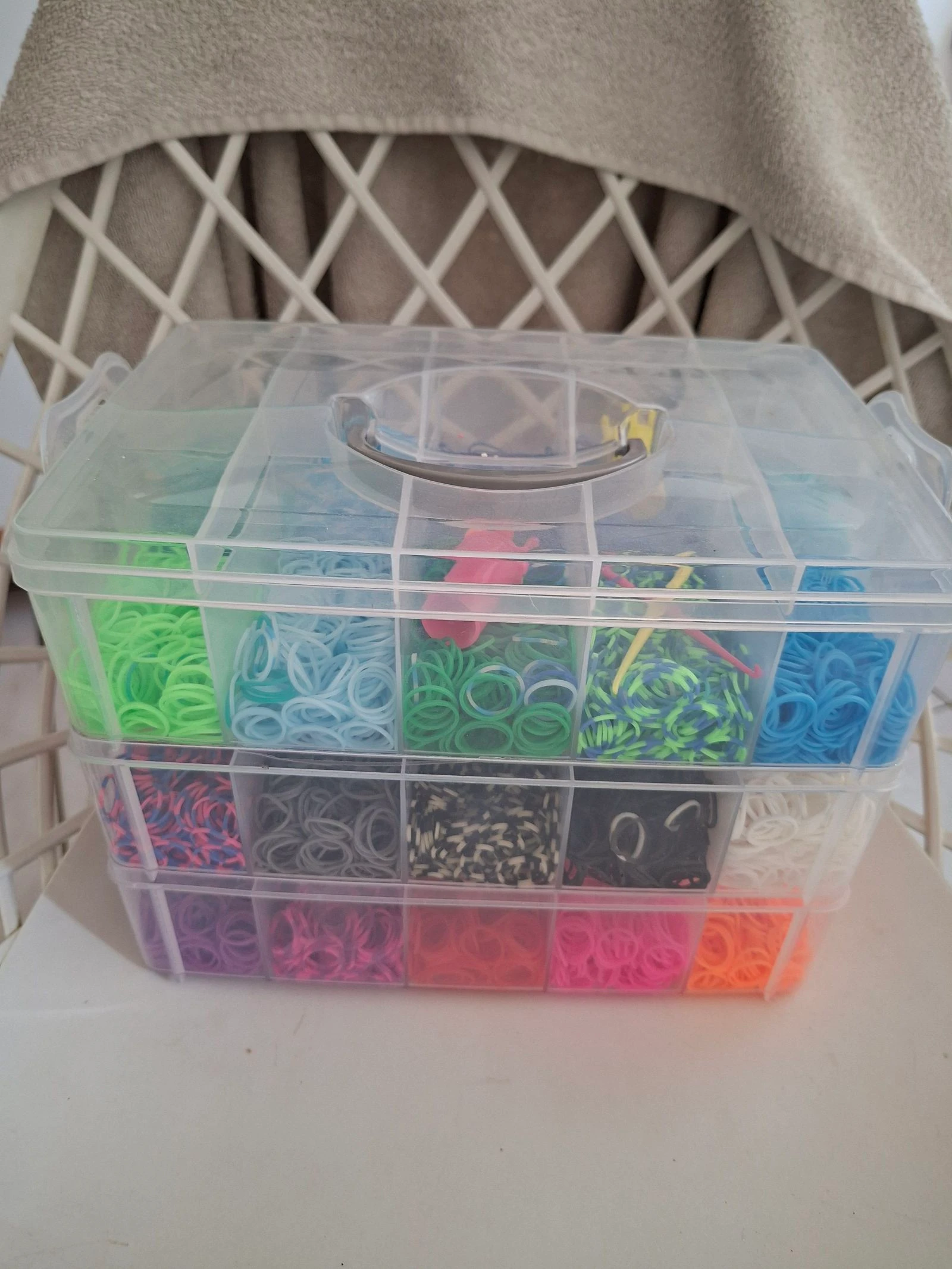 Kit Loom Bands XXL + 3 cajas de almacenamiento + oficios + accesorios + elásticos multicolores – photo 2